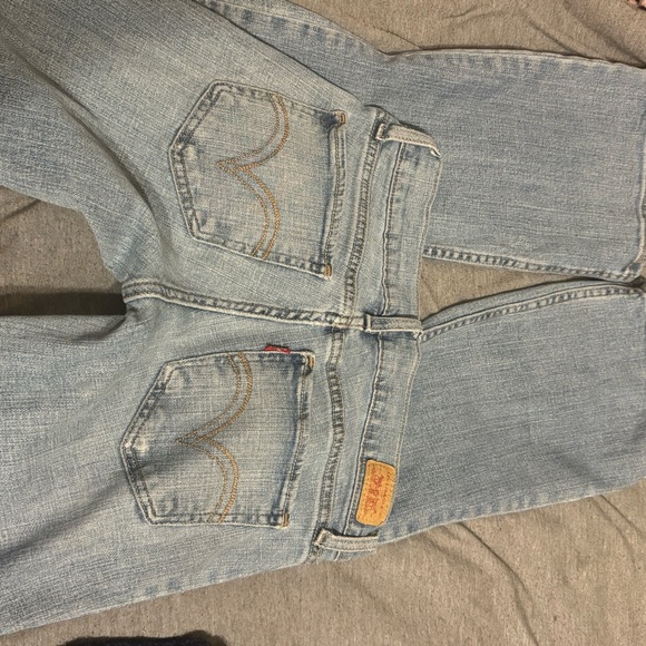 Women’s Levi’s vintage jeans . No staining or damages . Beautiful fading sz 5 - Picture 2 of 12
